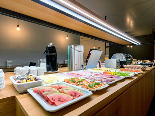 reichhaltiges Frühstücksbuffet mit verschiedenen Speisen