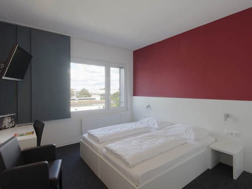 Standard Doppelzimmer mit Schreibtisch, Sessel und Fernseher