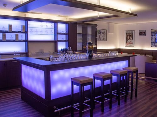 Bar CLUB 44 mit Theke, Barhockern und einzelnen Sitzgruppen