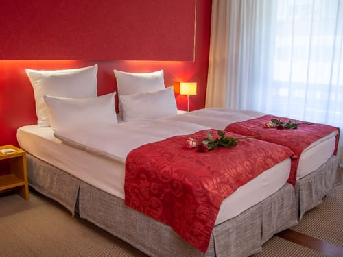 Doppelzimmer zur Landseite im Seehotel Leoni