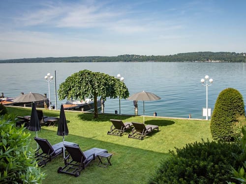 Hotelgarten mit Seeblick und Liegewiese