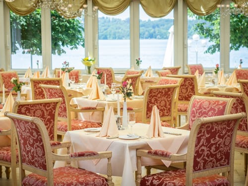 Restaurant mit vielen gedeckten Tischen