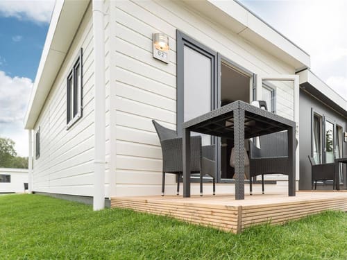 Moderne Terrasse eines Ferienhauses mit Gartenmöbeln