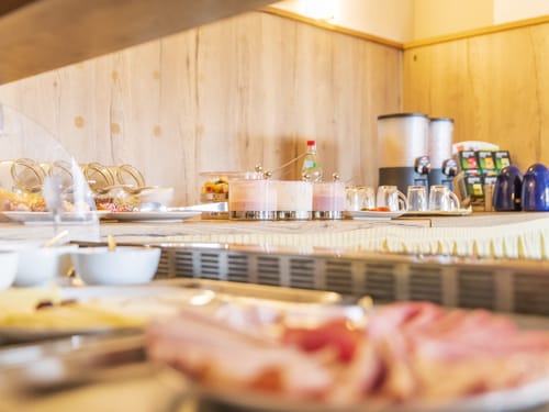 Frühstücksbuffet mit verschiedenen Speisen und Getränken