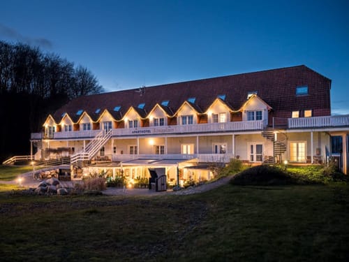 Hotel von aussen am abend
