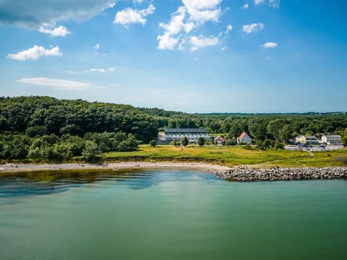 Hotel vom Wasser aus