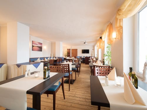 Restaurant mit verschiedenen Tischgruppen