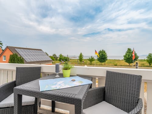 Terrasse mit einem Tisch und zwei Stühlen