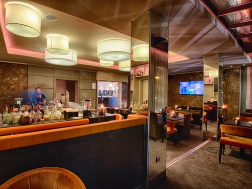 Hotelbar mit verschiedenen Sitzmöglichkeiten