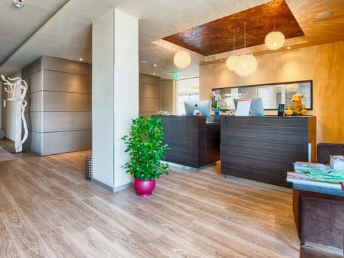 Helle, freundliche Rezeption