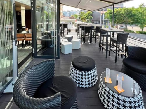 Terrasse mit einigen verschiedenen Sitzmöglichkeiten