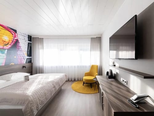 Zimmer mit Schreibtisch, Stuhl und TV