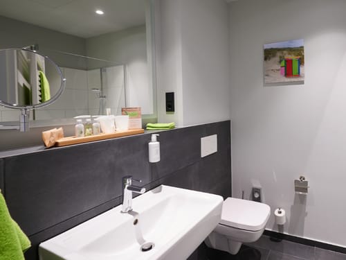 Bad mit Dusche, Waschtisch und WC