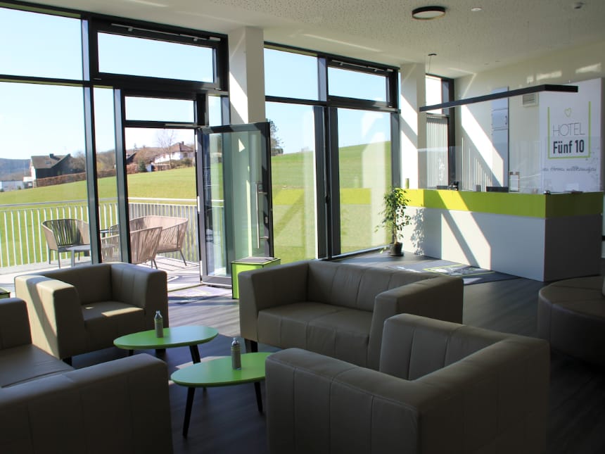 Lobby mit Rezeption und Sitzmöglichkeiten