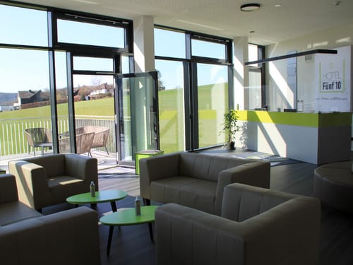 Lobby mit Rezeption und Sitzmöglichkeiten