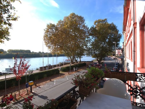 Aussicht vom Balkon auf die Strasse und den anliegenden Fluss