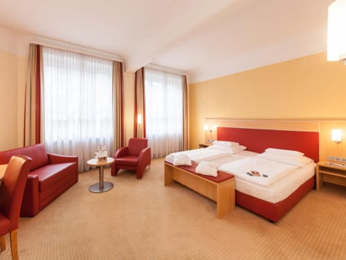 Comfort Doppelzimmer mit Schlafsofa, Sessel und Schreibtisch
