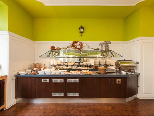 Speisenbuffet mit verschiedenen Köstlichkeiten