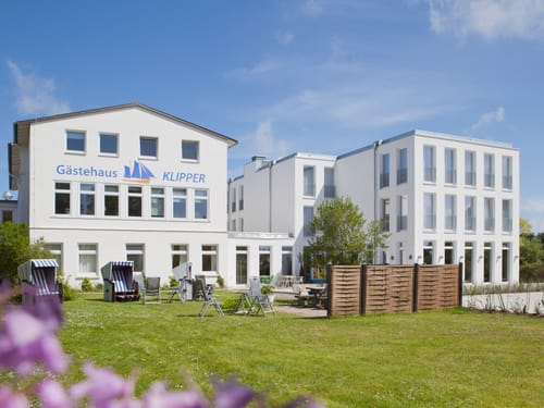 Aussenansicht bei Tag mit Liegewiese