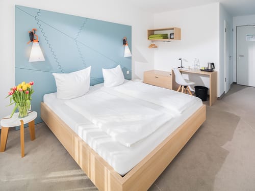 Doppelzimmer für Zwei mit Twinbett, Schreibtisch, Stuhl und Sideboard