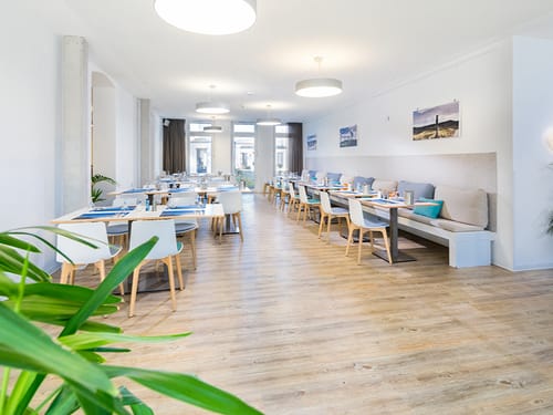 Frühstücksraum mit verschiedenen Tischgruppen