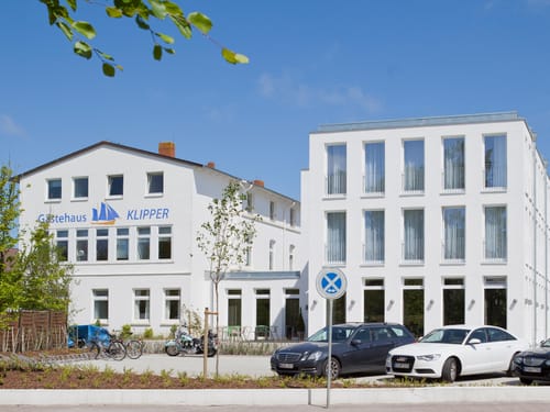 Hotelansicht vorne bei Sonnenschein