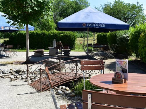 Biergarten mit Sitzmöglichkeiten