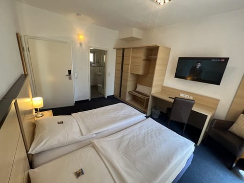 Doppelzimmer mit TV und Sitzmöglichkeit