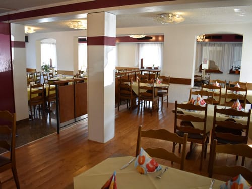 Restaurant mit vielen Sitzplätzen