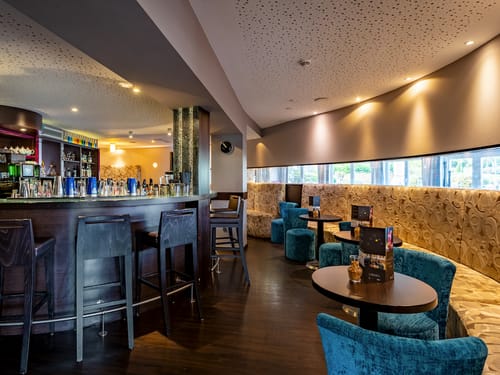Moderne Bar mit vielen Sitzmöglichkeiten