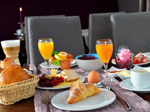 Gedeckter Frühstückstisch
