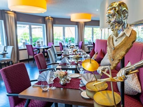 Restaurant mit vielen gedeckten Tischen