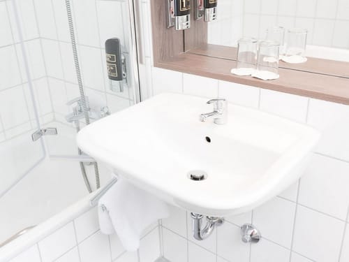 Bad mit Waschbecken, Spiegel, Ablage und Duschwanne