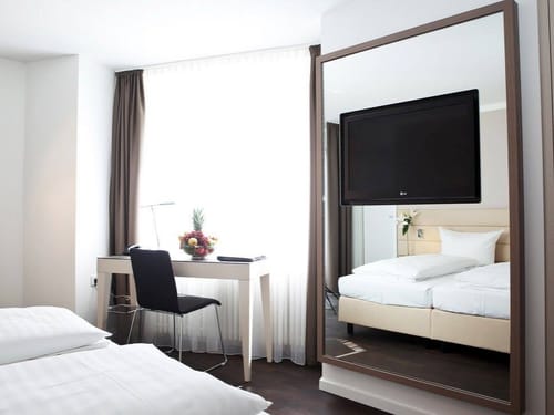 Doppelzimmer mit Schreibtisch, Stuhl und TV Wohnwand