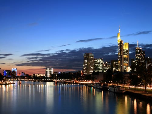 Frankfurt am Abend mit Blick auf den Main und Hochhäisern