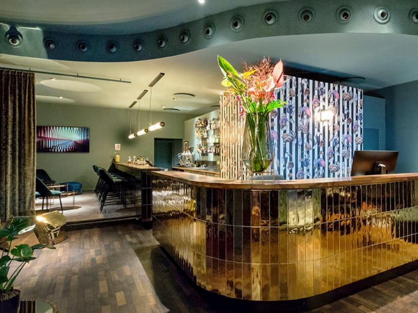 Hotelbar mit Sitzplätzen und Rezeption