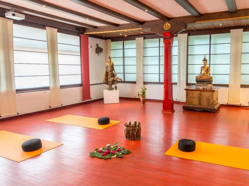 Yoga Raum mit drei Matten und Kissen