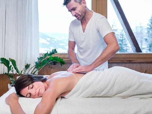 Massagebehandlung im Wellnessbereich
