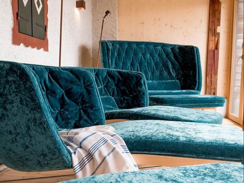 verschiedene Relaxliegen im Ruheraumm