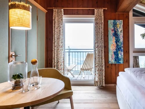 Doppelzimmer mit kleinem Wohnbereich und Balkon