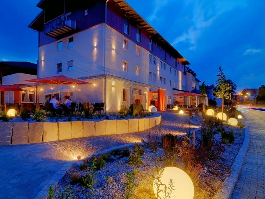 Hotel am Abend von Außen