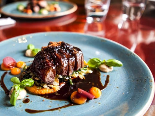 Restauranttisch mit Speisen und Getränken