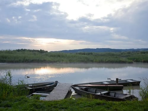 See am Abend mit Booten am Ufer