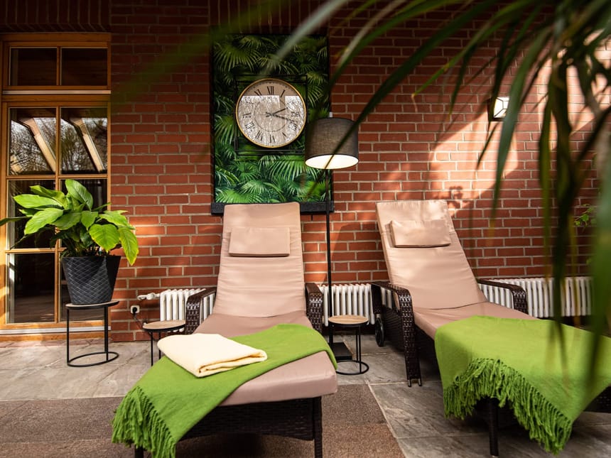 Zwei Liegen und Grünpflanzen