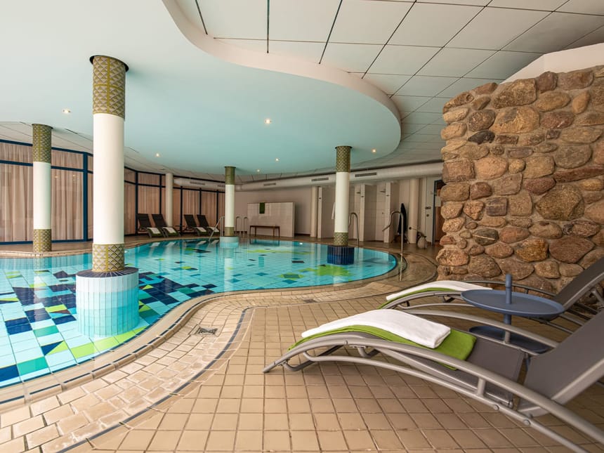 Schwimmbad mit ein paar Liegen