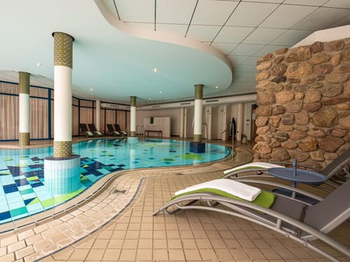 Schwimmbad mit ein paar Liegen