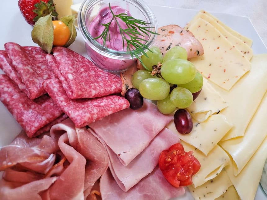 Speiseteller mit Wurst und Käse