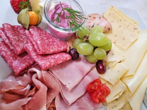 Speiseteller mit Wurst und Käse