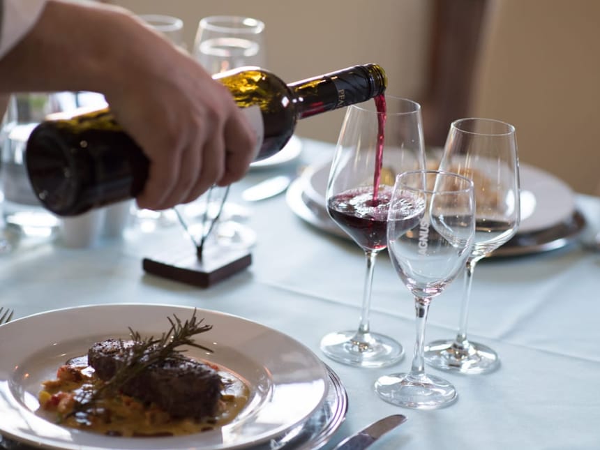 Eingedeckter Tisch mit Speisen und Getränken