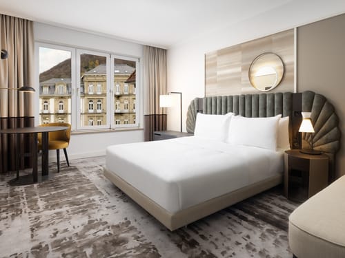 modernes Doppelzimmer mit Boxsprinbett